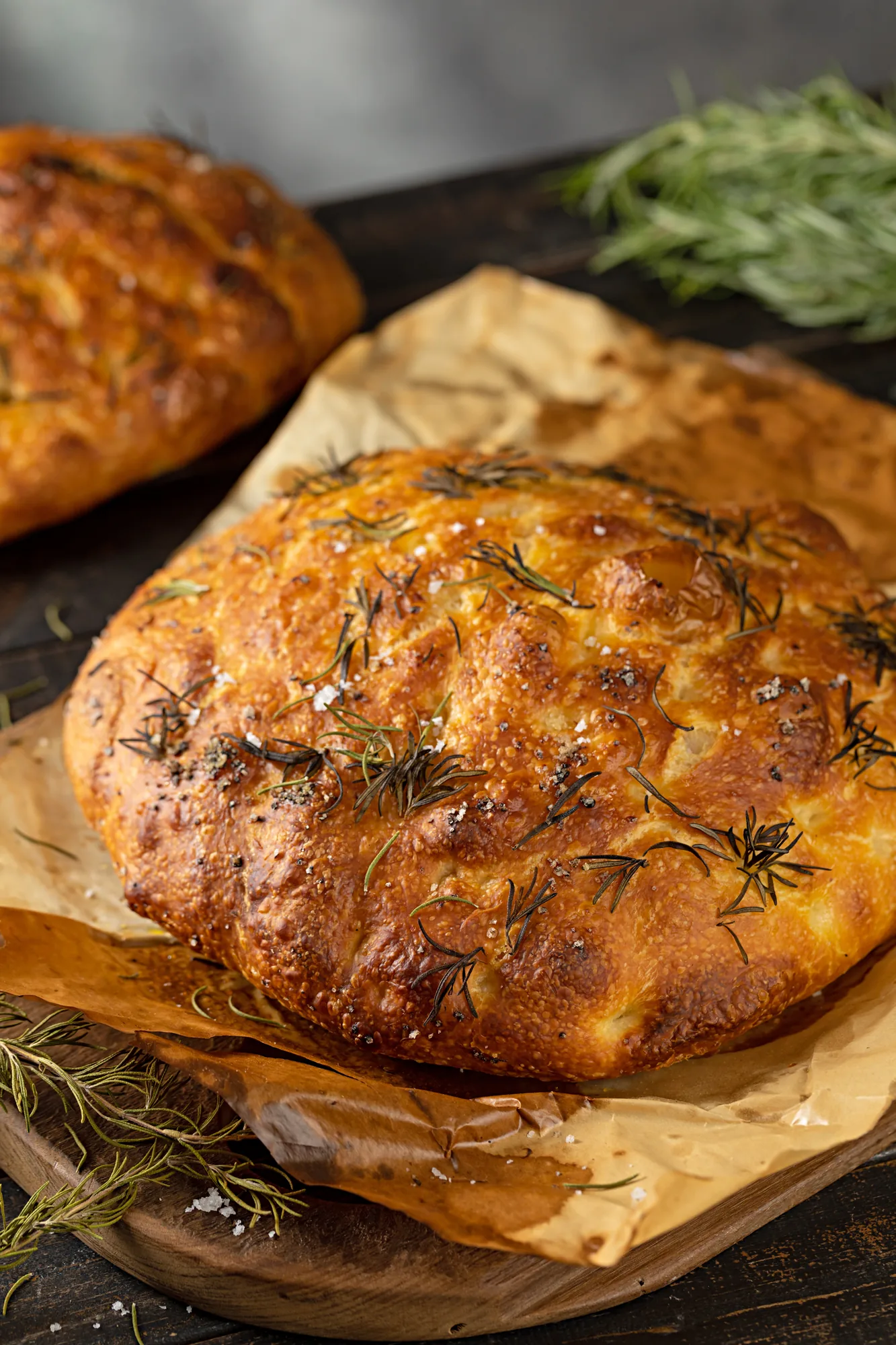 Focaccia assada com alecrim, dourada, sobre pano de linho