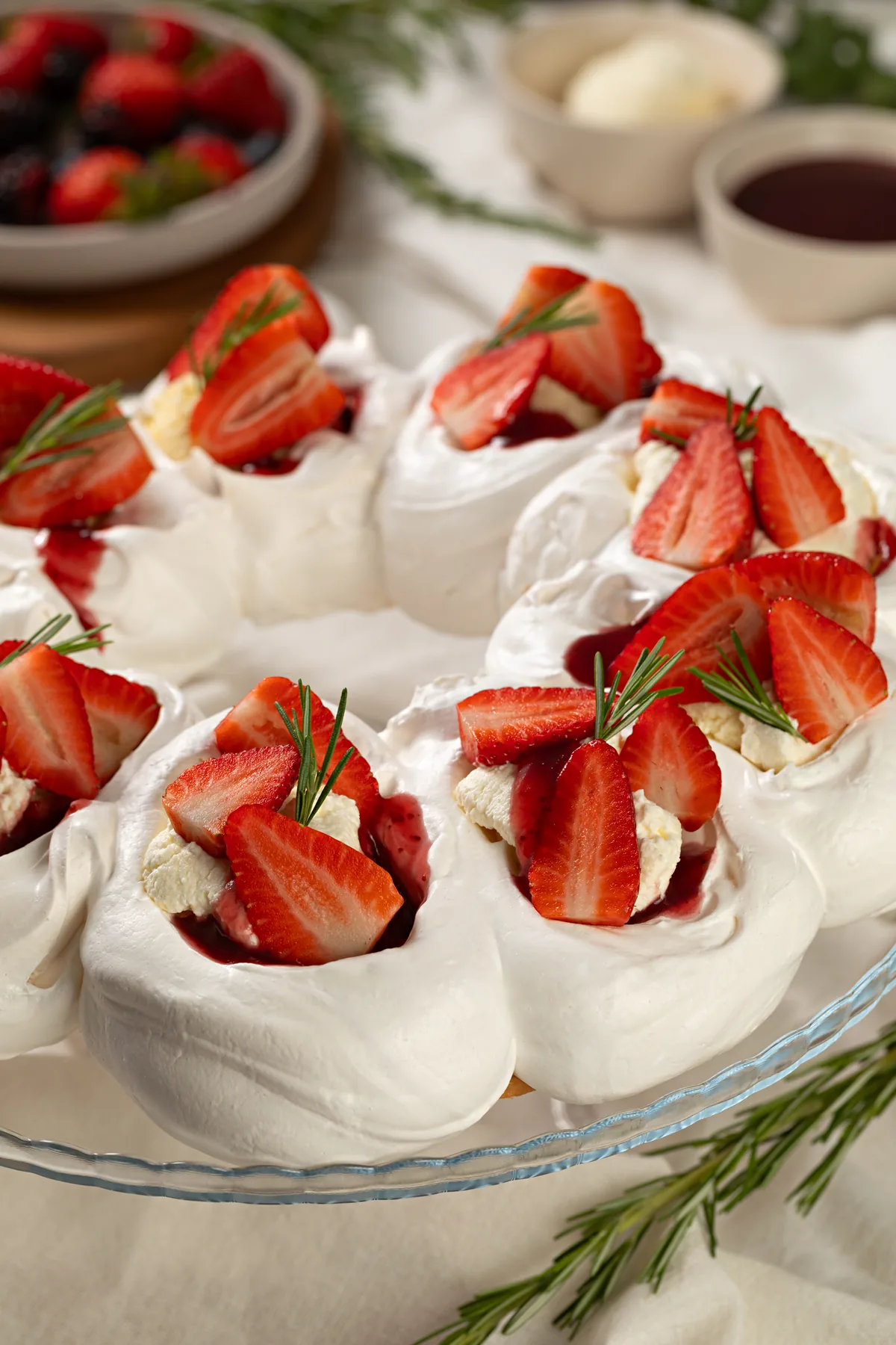 Guirlanda de pavlova coberta de morangos frescos e frutas vermelhas