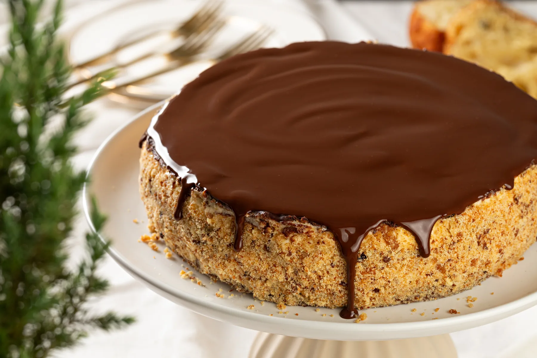 Torta alemã coberta de ganache de chocolate, com crumble de chocolate branco na base